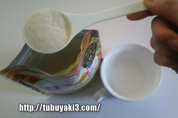 温スムージーの粉とスプーン