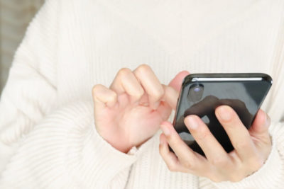 スマホ電話女性